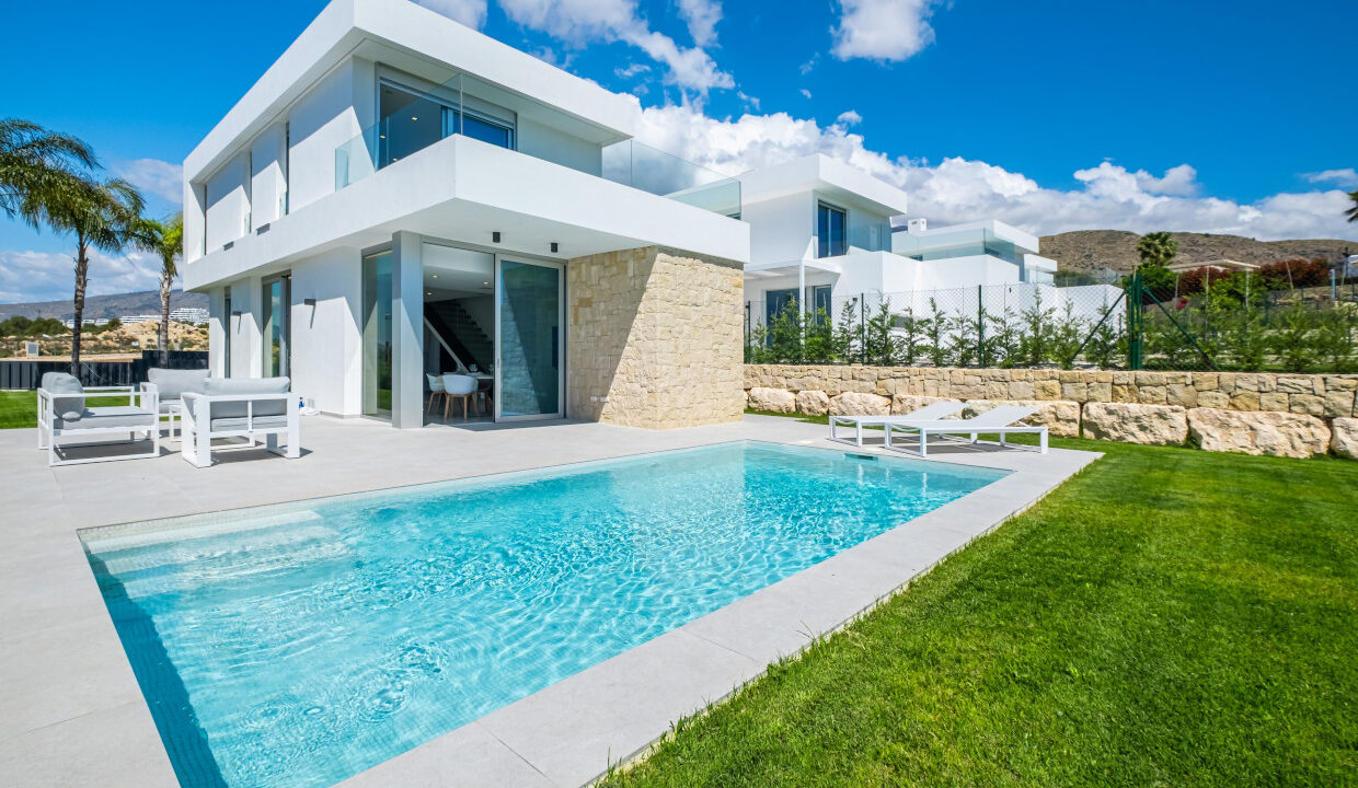 FOTO GENERAL FACHADA Y PISCINA-100